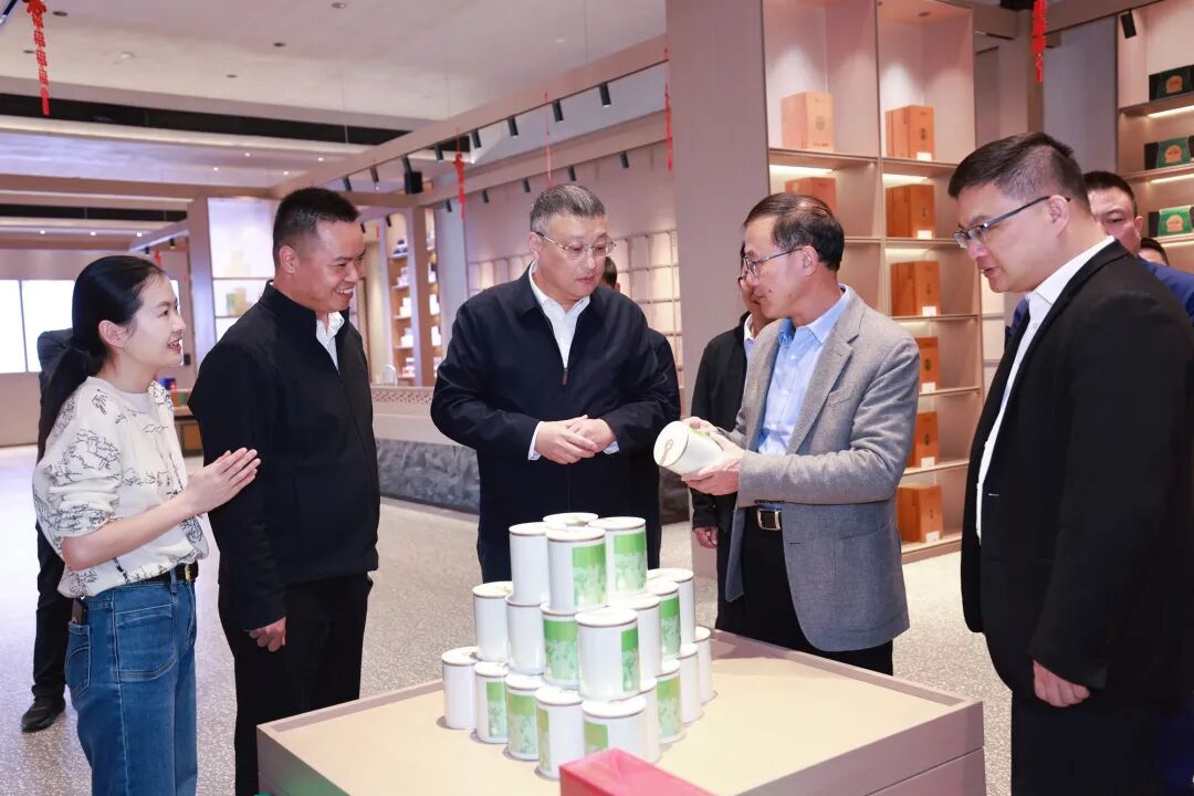 吴毓舟调研不停工、不停产企业并慰问一线员工(图1)